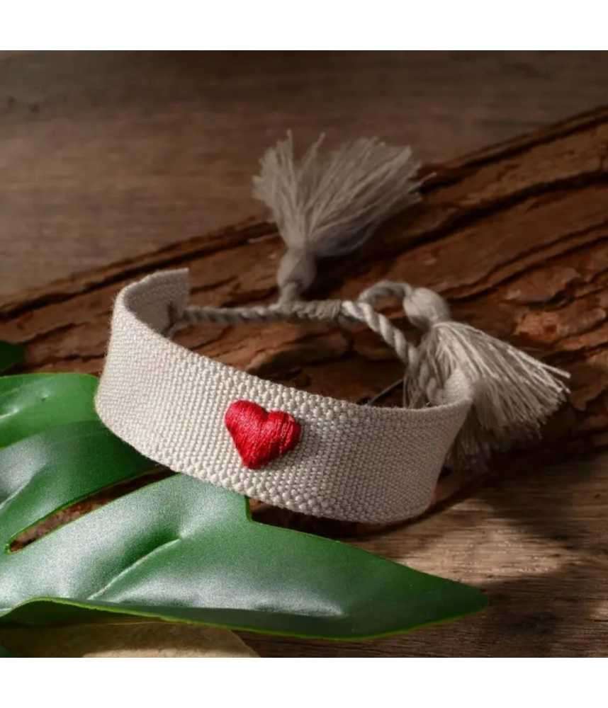 Pulsera Tejida con Corazón
